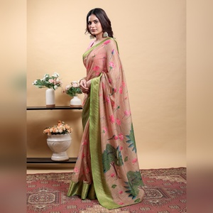 Sari Profesional Color Marrón Melocotón Suave con Estampado de Loto y Borde de Zari Verde en Contraste GG-639 Vibrante e Impresionante Digital - Product Image 3