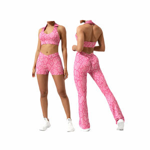 Ensemble de vêtements de sport pour femmes en peau de serpent rose, soutien-gorge de sport à bretelles avec leggings évasés et shorts assortis - Product Image 1