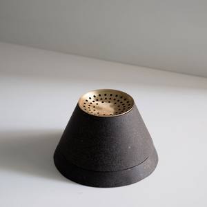 เตาเผาเครื่องหอมแบบหล่อขึ้นรูปทันสมัย พร้อมถาดโลหะฉลุลายสีทอง ที่วางธูปแบบมินิมอลสำหรับธูปกรวยและถ่าน ของตกแต่งบ้าน ของขวัญสำหรับชาวอ่าวอาหรับ - Product Image 1