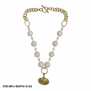 Collier pendentif géométrique en nacre plaqué or, bijou coquillage abstrait, pièce maîtresse moderne et minimaliste pour femme - Product Image 1