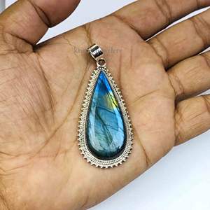 Pendentif en argent sterling 925 de style bohème avec pierre précieuse labradorite naturelle de forme poire sertie en bélière, pierre précieuse à feu bleu pour enfants - Product Image 3