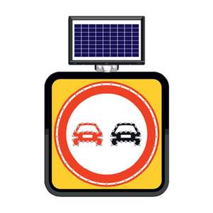 Panneau de signalisation routière sans signalisation de dépassement en aluminium de 60 x 60 cm alimenté à l'énergie solaire - Product Image 1