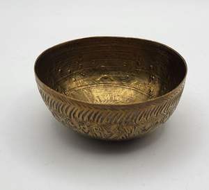 Diseño atemporal de cuenco para servir de latón ideal para una auténtica decoración de templo de mesa de comedor India o presentación de artículos de puja espiritual - Product Image 1