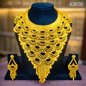 Collier statement exquis plaqué or, lourd, à plusieurs niveaux, à volants, et boucles d'oreilles pendantes avec des accents de pompons 63026 - Product Image 1