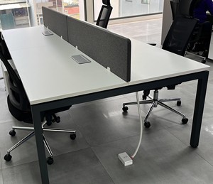 Estaciones de trabajo de oficina modernas Patas MS en forma de C, partición cubierta de tela y gestión de cables | Muebles ISTO - Product Image 1