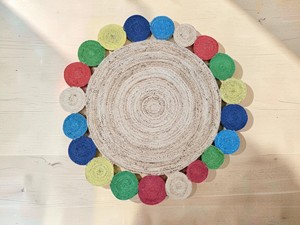 Tapis rond en jute fait main avec bordure patchwork colorée, style bohème, poils plats, pour salon - Product Image 1