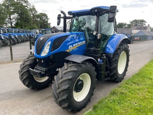 Tracteurs à main d'occasion en bon état disponibles en Autriche à prix avantageux, tracteur New Holland T7225 en vente et prêt à l'exportation dans le monde entier - Product Image 4