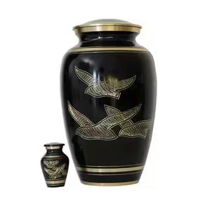 Urne funéraire en métal décorative de qualité supérieure, design oiseaux noirs en vol, directement de l'usine, urne funéraire pour adulte, souvenir commémoratif pour humain. - Product Image 1
