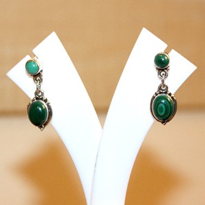 Boucles d'oreilles pendantes artisanales en argent sterling 925 du Népal avec malachite, élégantes pour un cadeau de studio de yoga - Product Image 2