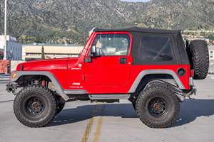 Jeep Wrangler Sport 4x4 Usado del 2005, Sin Reserva, Motor de 4.0 Litros y 6 Cilindros, 4WD, Color Rojo Llama, Modificaciones Todoterreno - Product Image 2