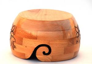 Cuenco de hilo de madera hecho a mano con elegante diseño de hoja grabada, perfecto para tejer y ganchillo, artesano único - Product Image 4