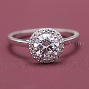Bague de fiançailles et de mariage en diamant rond brillant cultivé en laboratoire certifié IGI, sertie d'un halo, en or 18 carats plaqué rhodium, cadeau de luxe - Product Image 1