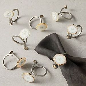 Elegante servilletero de metal hecho a mano con patrones intrincados, perfecto para recepciones de bodas, banquetes o reuniones festivas - Product Image 5