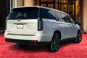 LIMPIO USADO 2024 C a d i l a c Escalade ESV Sport 4WD - Product Image 3