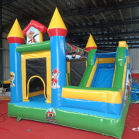 Château gonflable commercial avec toboggan et structure de saut combinée, en PVC, installation facile, personnalisation et design gratuits