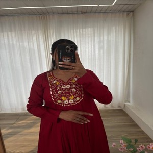 Ensemble élégant de robe et pantalon en mousseline de soie rouge cerise comprenant 2.2 m Taby Silk Dupatta avec bordures à motif de boîte - Product Image 4