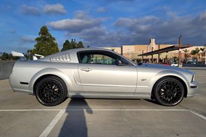 Ford Mustang GT Coupé 2005 d'occasion en bon état, sans réserve, moteur V8, échappement Flowmaster Outlaw, provenance Californie - Product Image 3