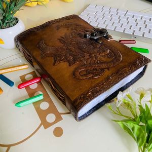 สมุดบันทึกหนังแท้ทำมือสุดพิเศษ สไตล์วินเทจ สมุดบันทึกการเดินทางแบบย้อนยุค สมุดวาดภาพ ขนาด B5/A7 พร้อมตัวล็อค สำหรับเป็นของขวัญ - Product Image 1