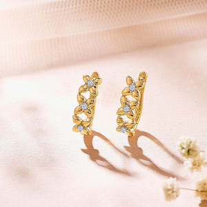 Aros y Pendientes Huggies Modernistas de Oro Amarillo con Diamantes - Product Image 1