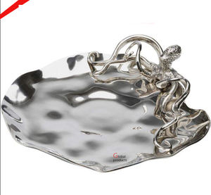 จานเสิร์ฟพร้อมปลาหมึกสีเงินเงางามรูปทรงแปลกทำด้วยมือ - Product Image 1