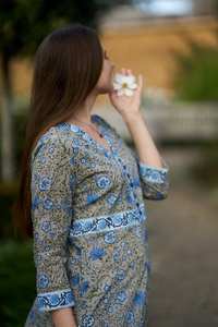 Robe Islanna Imprimée à la Main, Bohème, Pur Coton, Décontractée, Occasionnelle, Vacances, Été, Gris Bleu, Fabrication Artisanale, Mode Éthique - Product Image 6