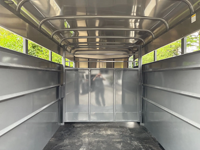 Remorque porte-chevaux neuve avec parois latérales en acier pour le transport de bétail et de chevaux, capacité 6440 lb. Charge utile 17'x6'6
