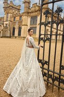 Magnifique Lehenga Choli de Mariée pour Tapis Rouge, en Soie Banarasi et Rayonne, avec Broderie Multi-Pierres et Perles, Multicolore, Haute Qualité, pour Soirée