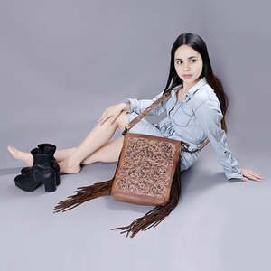 Bolso cruzado de cuero hecho a mano con flecos, bolso de hombro bohemio occidental con diseño de tallado floral para mujer - Product Image 5