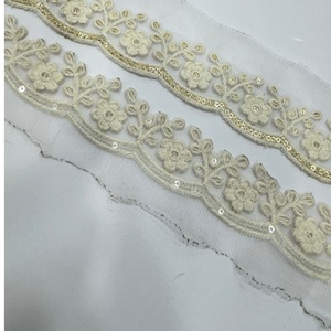 Lacets floraux brodés beiges personnalisés adaptés aux designers de mariage avec des paillettes argentées et idéaux pour la revente - Product Image 4