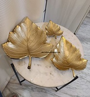 Plateau de service décoratif en métal plaqué or de haute qualité, en aluminium moderne, en forme de feuille d'or, avec logo personnalisé pour la vente en gros