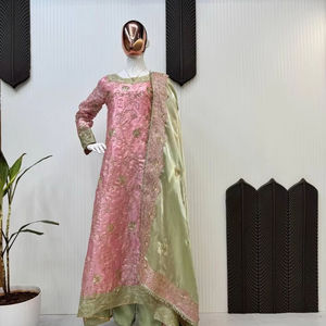 Ensemble haut et pantalon de créateur pour fête de mariage, en soie pure lourde, avec broderie de sequins et dentelle brodée, et dupatta à bordure en dentelle - Product Image 1