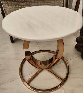 Mesa con incrustaciones de mármol con incrustaciones de latón Diseño sofisticado para sala de estar Muebles elegantes modernos para el hogar con estilo - Product Image 2