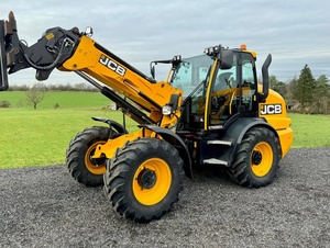 Chargeur sur pneus télescopique JCB TM320S Agri Stage V certifié CE avec une puissance de levage élevée et des performances de manutention agricole de qualité supérieure - Product Image 2