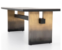 Table à manger en bois massif avec pieds de style large planche en finition laiton, pieds en acier inoxydable, motif ombré, design accrocheur