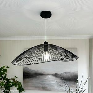 Lampe suspendue en métal contemporaine élégante avec une finition lisse et une présence d'éclairage intérieur raffinée - Product Image 6