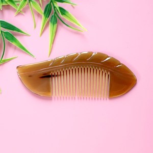 Peine de Cuerno Pulido Hecho a Mano de Lujo, Peine Desenredante Natural y Orgánico Estilo Love para Uso Profesional y Personal - Product Image 1
