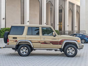 Vers yota Land Crui ser 2013 - Product Image 6