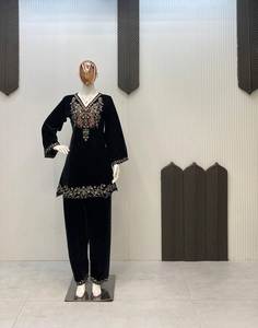 Hermoso Conjunto de Invierno en Color, Terciopelo Puro Pesado con Bordado de Lentejuelas, Manga Elegante y Estilo Moderno con Pantalón Palazzo - Product Image 3