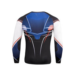 Acabado suave y diseño ceñido para el rendimiento, juego de gimnasio de dos piezas con ajuste cómodo y tela ventilada - Product Image 5