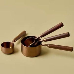 Taza Medidora de Cobre de Diseño Elegante con Acabado Brillante que la Hace Funcional y Decorativa para Cocinas Modernas y Elegantes - Product Image 1