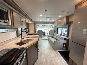 Autocaravana Usada en Excelentes Condiciones, Modelo 2025, T ho r Freeedom Traveler A32 Clase A, Motor a Gasolina - Product Image 5