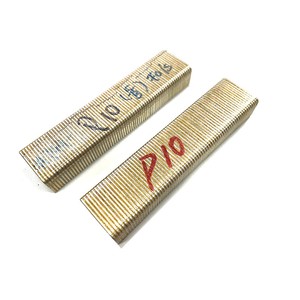 ลวดเย็บ P-16-10000 Aplus, มงกุฎ26.5มม., ก้าน1.4x1.6มม., ความยาว16มม., ชิ้น/กล่อง10000 - Product Image 2