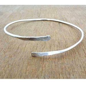 Brazalete de Metal Hecho a Mano con Diseño de Escultura Moderna China, Especial de Navidad - Product Image 4