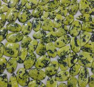 Lote al por mayor de piedras preciosas de cuarzo verde cabujón de lizardita natural para la fabricación de joyas propiedades curativas de tamaño de forma de mezcla suave - Product Image 2