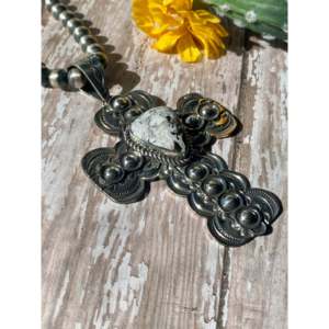 Colgante de Cruz de Plata de Ley Bañada en Oro de 18K con Bisel, Modelo White Buffalo de Alex Sanchez, Joyería Religiosa Cristiana - Product Image 3