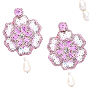 Boucles d'oreilles brodées multicolores, uniques, fabriquées à la main, à motifs floraux aux tons brillants, élégantes et à la mode. - Product Image 1