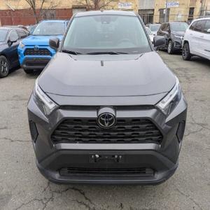 EXCELENTE ESTADO Toyota RAV4 LE 2024 - Product Image 1