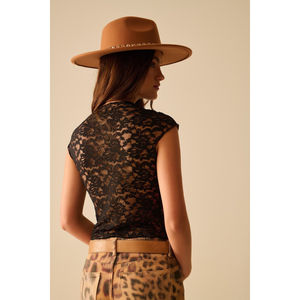 Camiseta de Encaje Negro para Mujer, Diseño Romántico con Corazones, Manga Corta, Transpirable, Corte Ajustado, Estilo Crop - Product Image 1