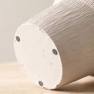 Vase blanc rond à double poignée latérale pour un décor élégant avec un long affichage d'événement parfait pour les mariages et le style de la maison - Product Image 3