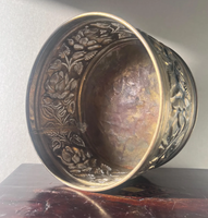 Pot Bunga Antik Kuningan Buatan Tangan, Cachepot Logam Vintage dengan Ukiran Bunga dan Daun, Pot Bunga Meja untuk Rumah